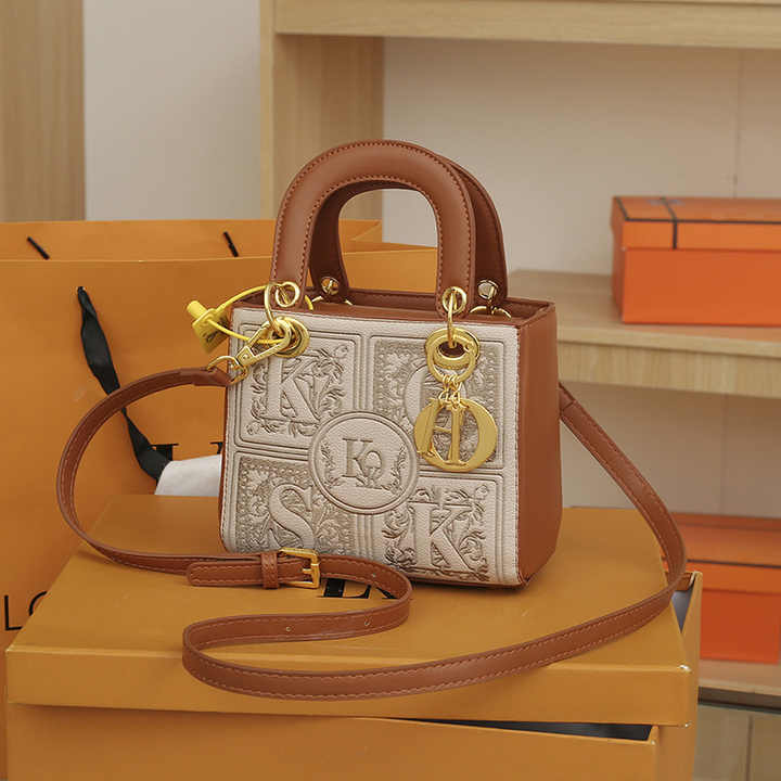 Classic luxury shoulder bag 