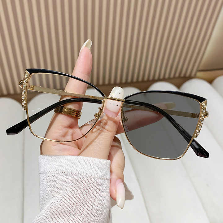 Fashionable photochromic glasses for women 