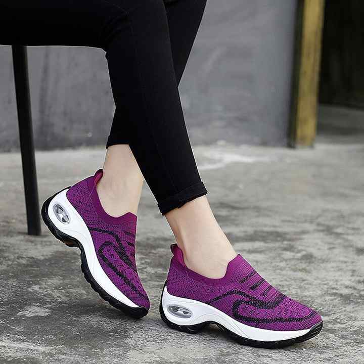 Women's sports shoes 