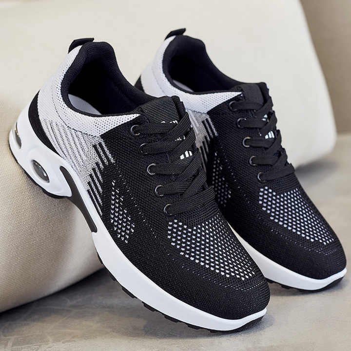 Women's sports shoes 