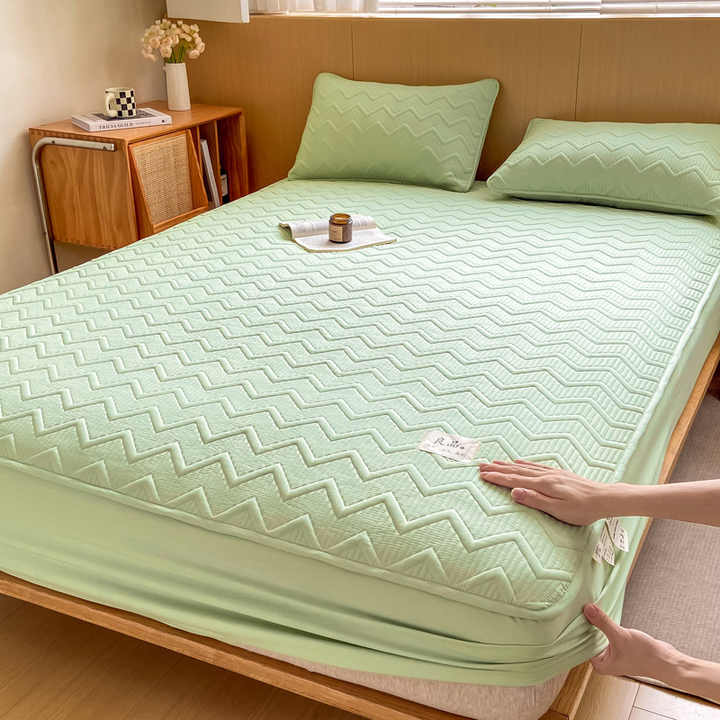 غطاء سرير سميك مصنوع بالكامل من القطنر . Thick bed sheet made entirely of raw cotton,