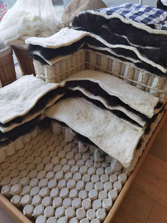 top mattress pocket spring with foam rolled packed مرتبة زنبركية جيبية من الفوم بحجم كوين