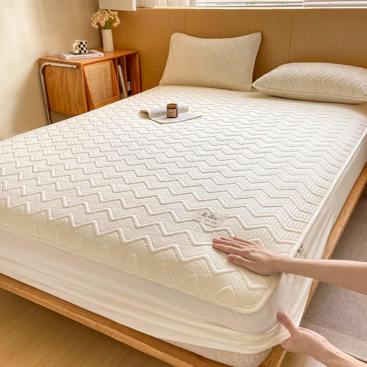 غطاء سرير سميك مصنوع بالكامل من القطنر . Thick bed sheet made entirely of raw cotton,