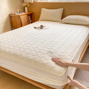 غطاء سرير سميك مصنوع بالكامل من القطنر . Thick bed sheet made entirely of raw cotton,