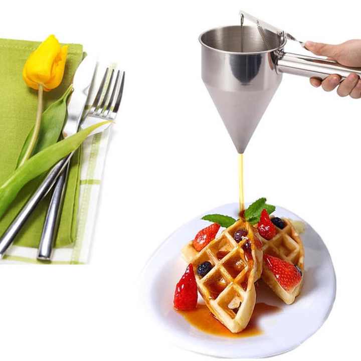 Cupcake molds and baking tools 