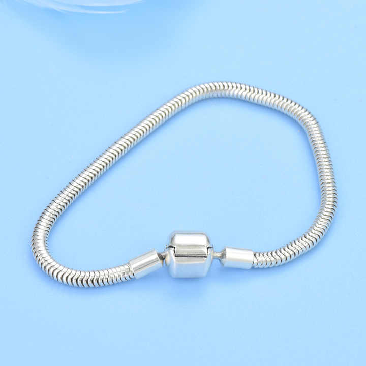 سوار بسيط من الفضة الإسترلينية عيار . Simple 925 Sterling Silver Bracelet with