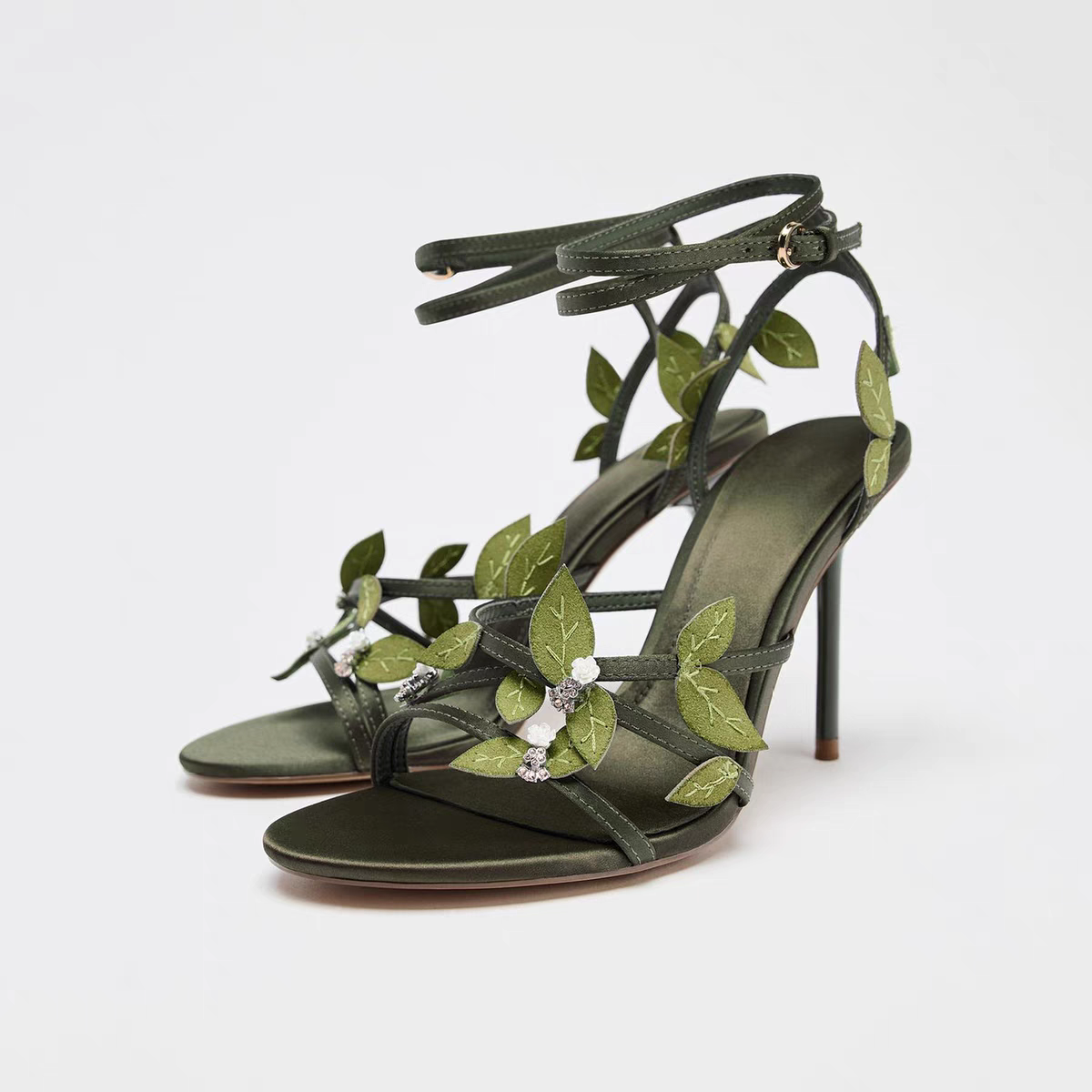 كعب نسائي عالي