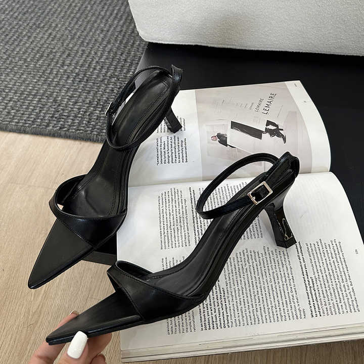 Elegant heel with simple design 