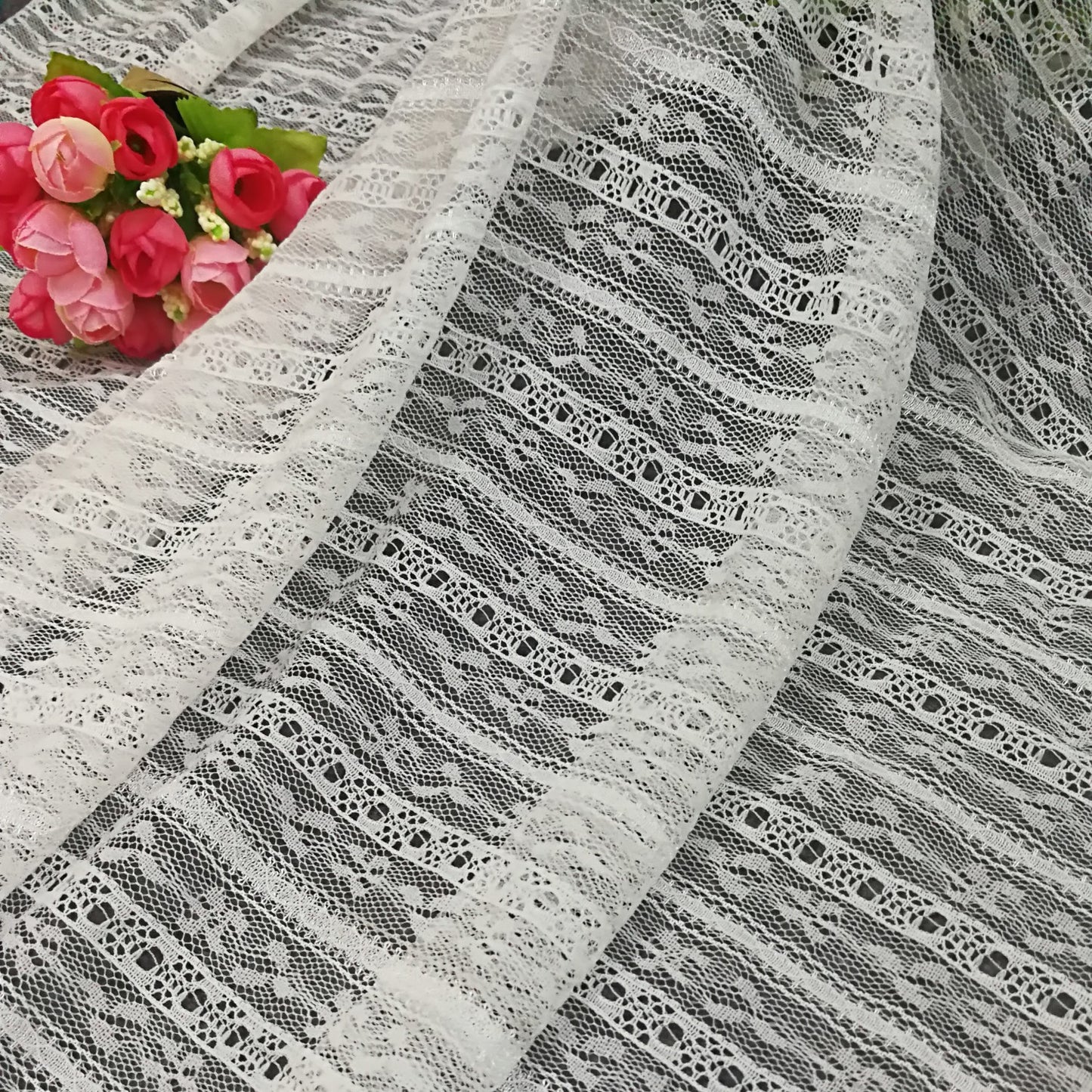 قماش دانتيل مخرم