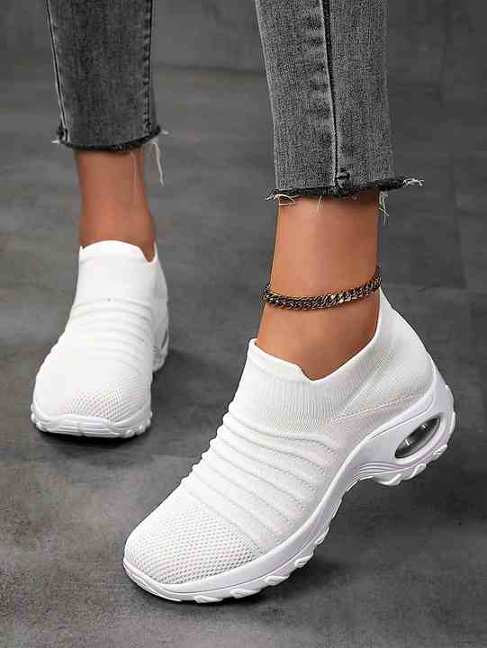 Stylish women's tennis shoes 