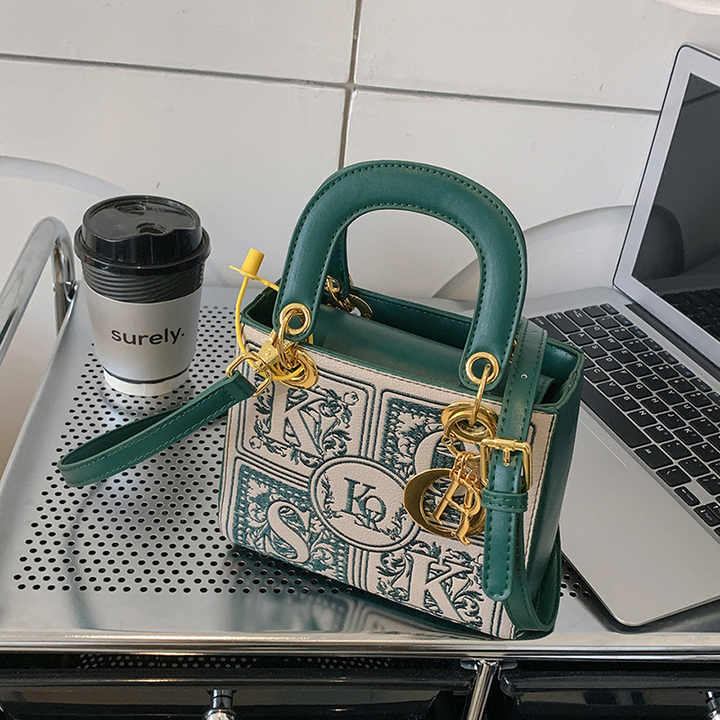 Classic luxury shoulder bag 