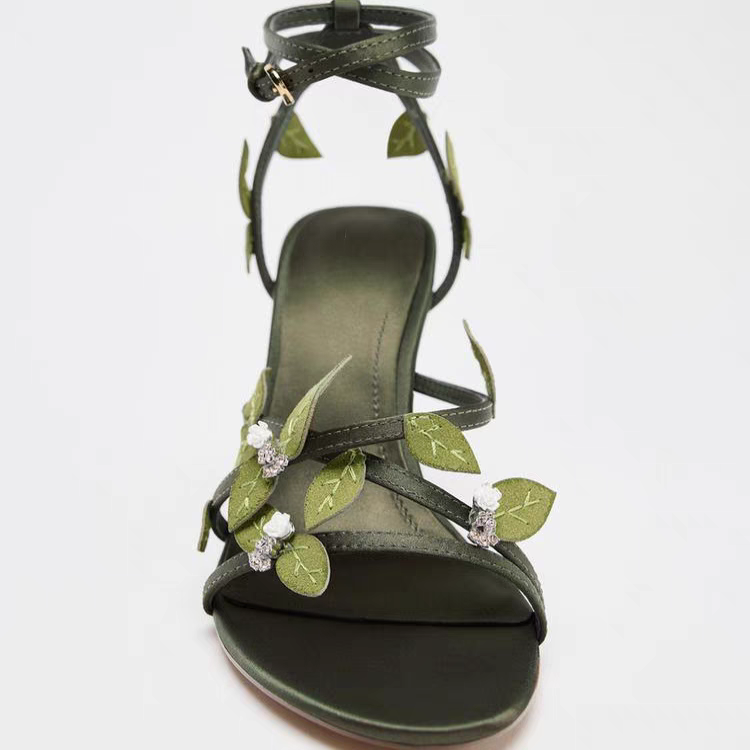 كعب نسائي عالي