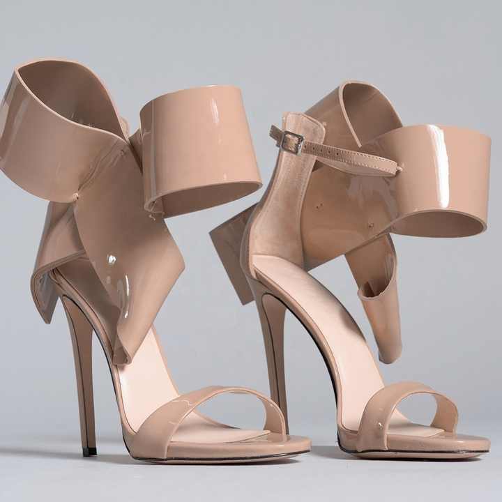 صندل نسائي بكعب عالٍ بطبعة جلد النمرWomen's high heel sandal with tiger print