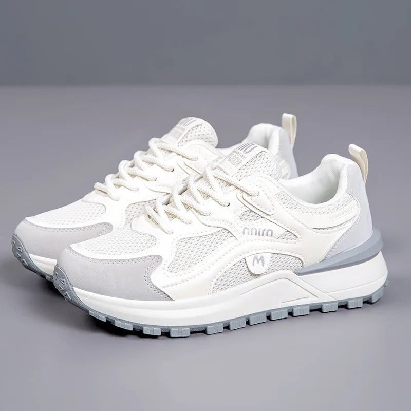 Women's sports shoes 