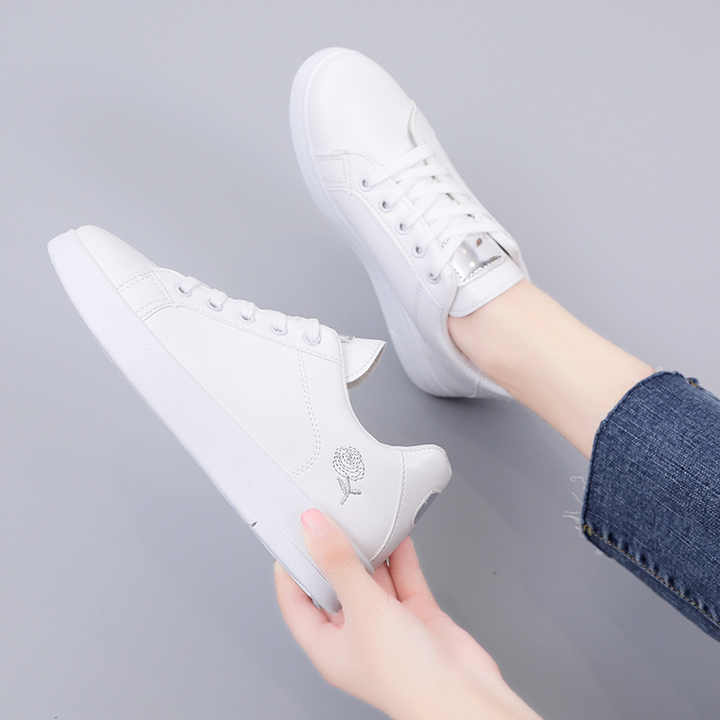Women's sports shoes 
