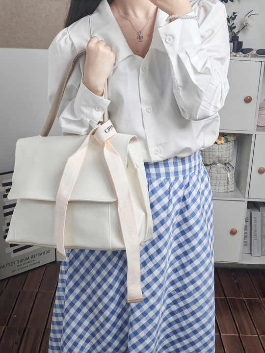 Women's handbags 