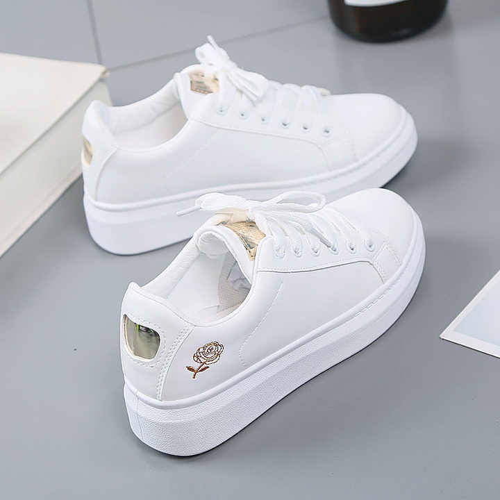 Women's sports shoes 