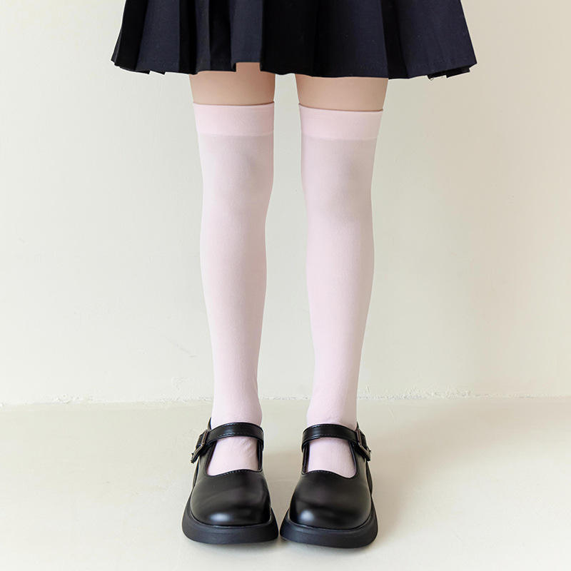 الجوارب المخملية فوق الركبة