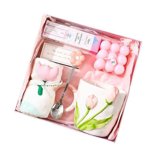 هدايا جديدة مكونة من أكواب وملاعق ,New gifts of cups and spoons