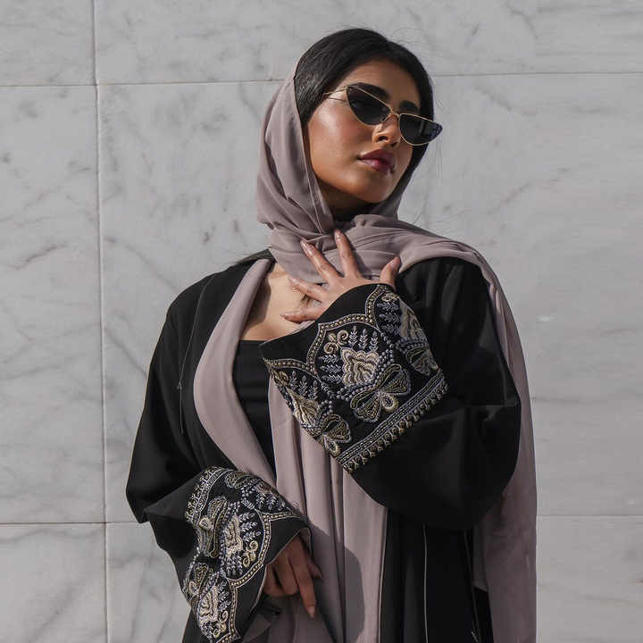 عبايه سودا نسائيه انيقه