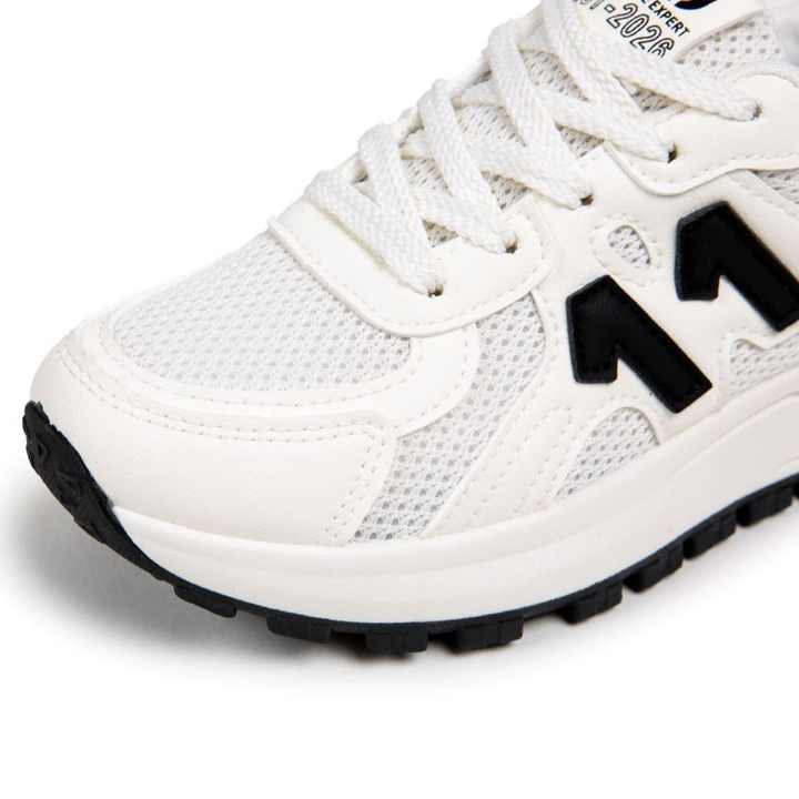 Women's sports shoes 
