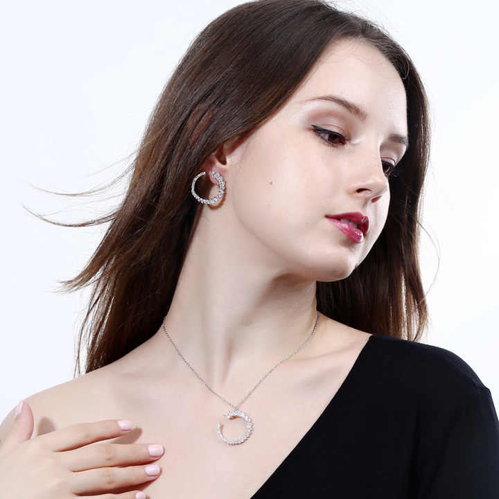 أقراط وقلادة على شكل ورقة شجرLeaf Earrings and Necklace