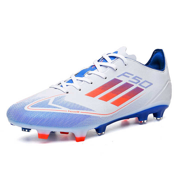 Low-top soccer shoes 