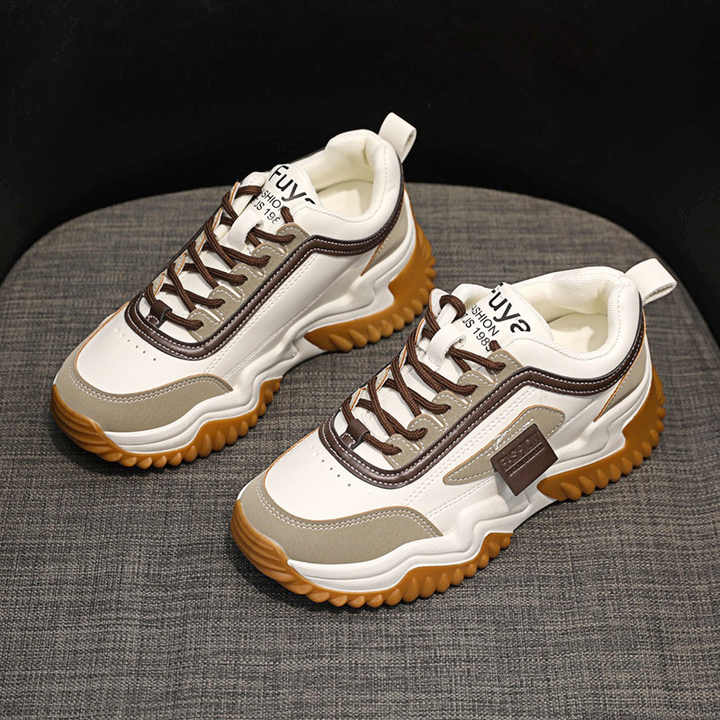 Women's sports shoes 