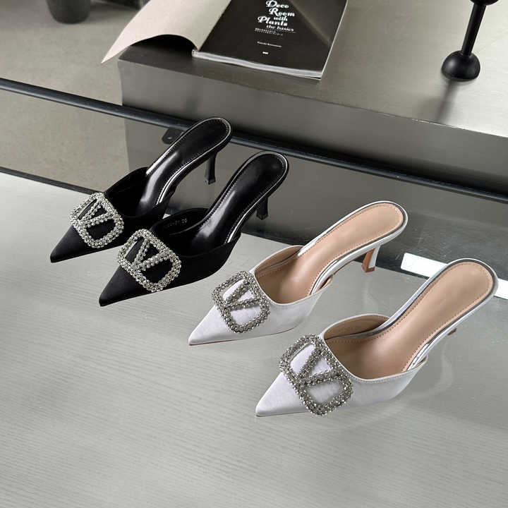 كعب نسائي عصري بكعب مدبب جديد