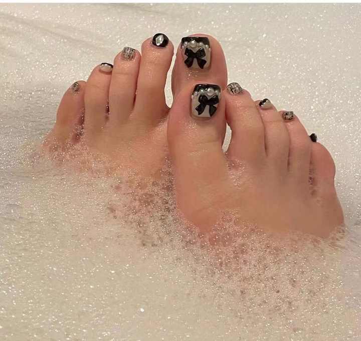 أظافر  أرجل ملونة ناعمة