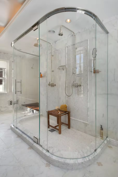 كابينة دش بدون إطار مع باب منزلق - Frameless shower cabin with sliding door
