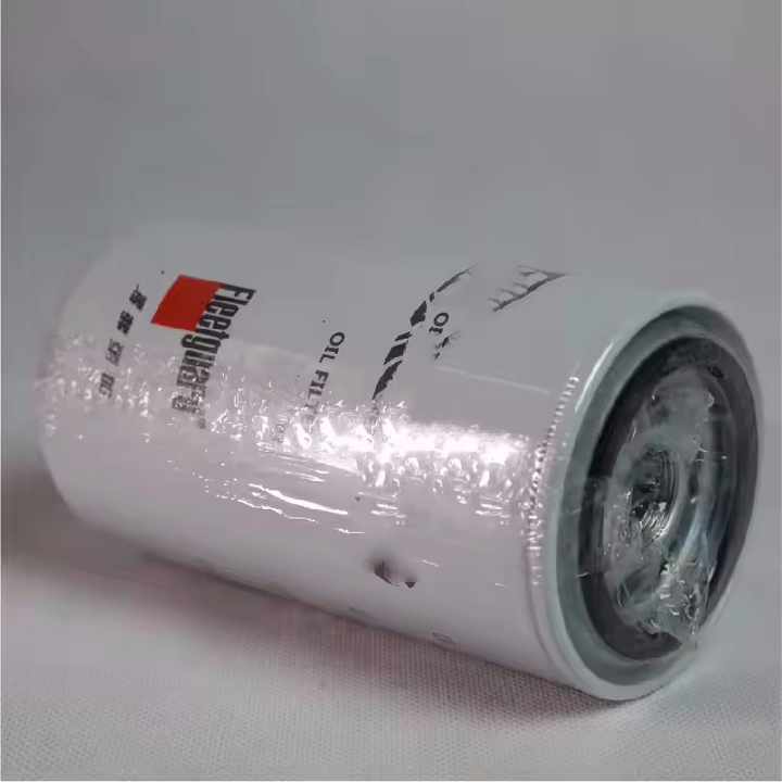 Engine oil filter element cooling system 
