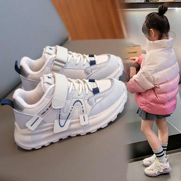 Women's sports shoes 