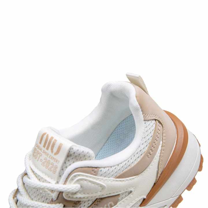 Women's sports shoes 