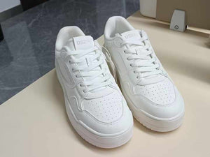 Women's sports shoes 