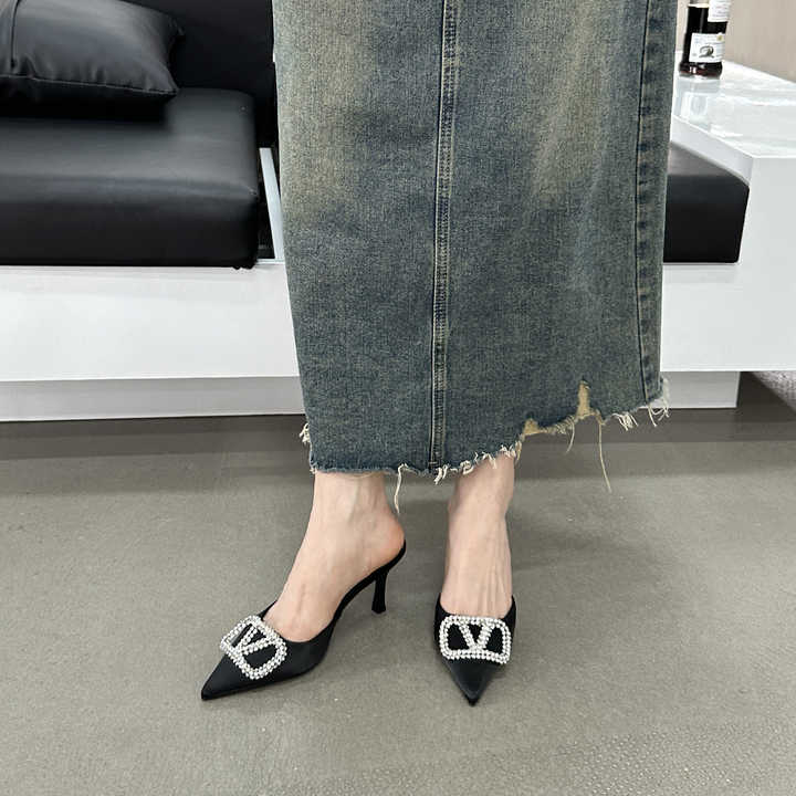 كعب نسائي عصري بكعب مدبب جديد