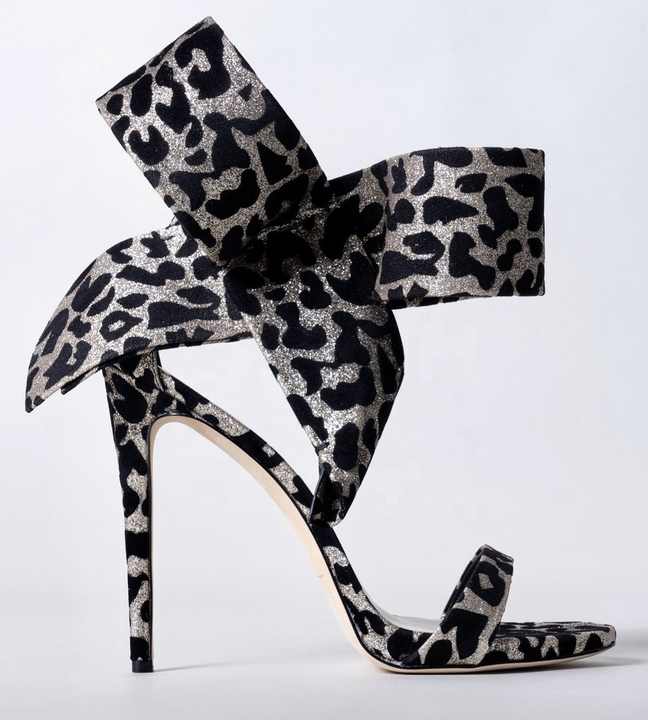 صندل نسائي بكعب عالٍ بطبعة جلد النمرWomen's high heel sandal with tiger print