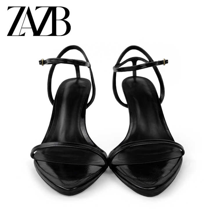 أحذية بكعب عالٍ من الجلد الأسود