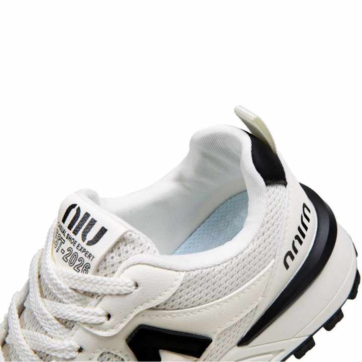 Women's sports shoes 