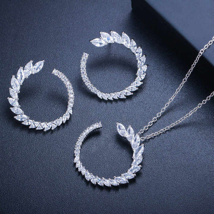 أقراط وقلادة على شكل ورقة شجرLeaf Earrings and Necklace
