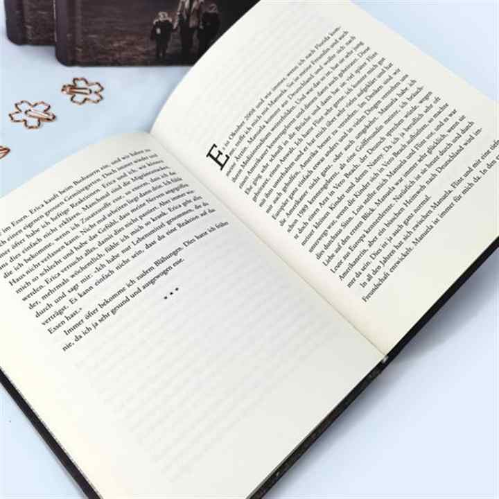 كتب وروايات مطبوعة ذات غلاف صلب وعمود فقري دائري