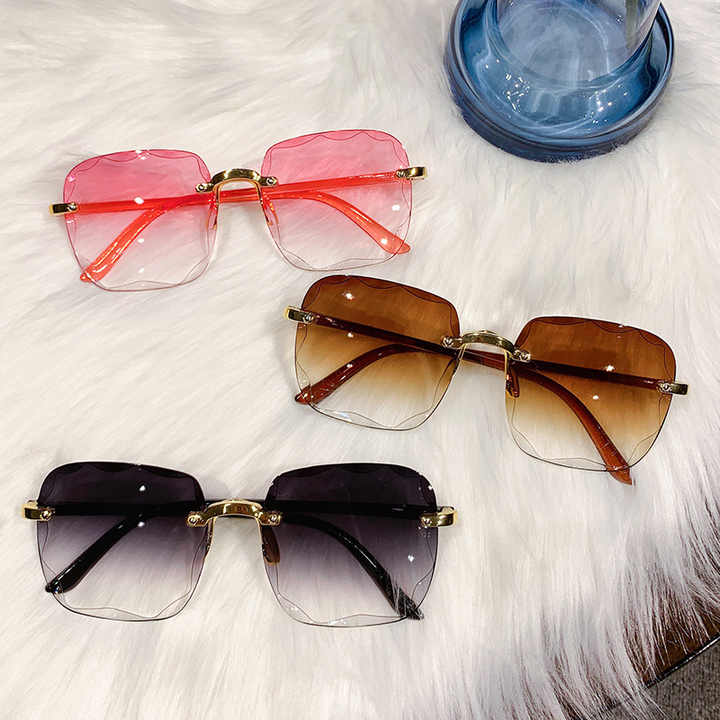 Fashionable square sunglasses 