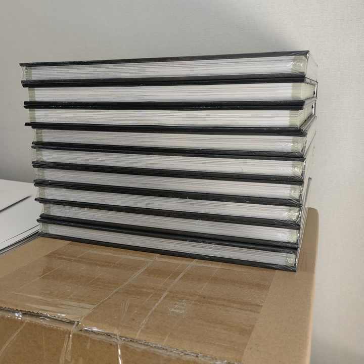كتب مخصصة بغلاف صلب عمود فقري دائري ألبوم رواية تصوير فوتوغرافي Personalized Hardcover Books Round Spine Photo Album Novel