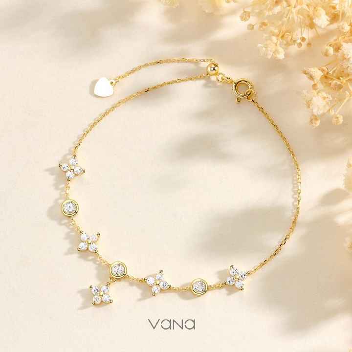Women's silver necklaces