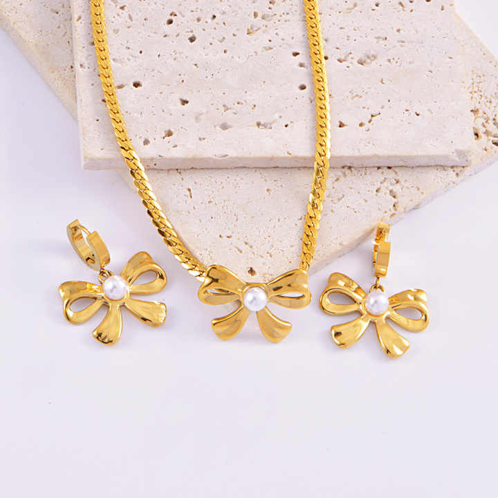 Pearl earrings and bracelet set 