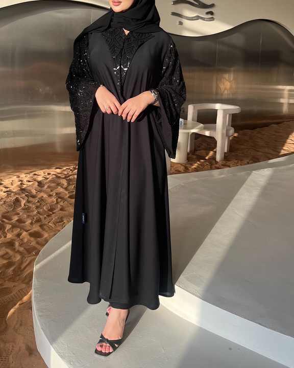 Luxurious black abaya 