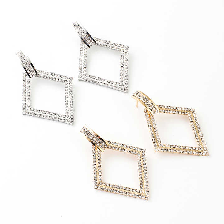 Elegant dangling earrings 