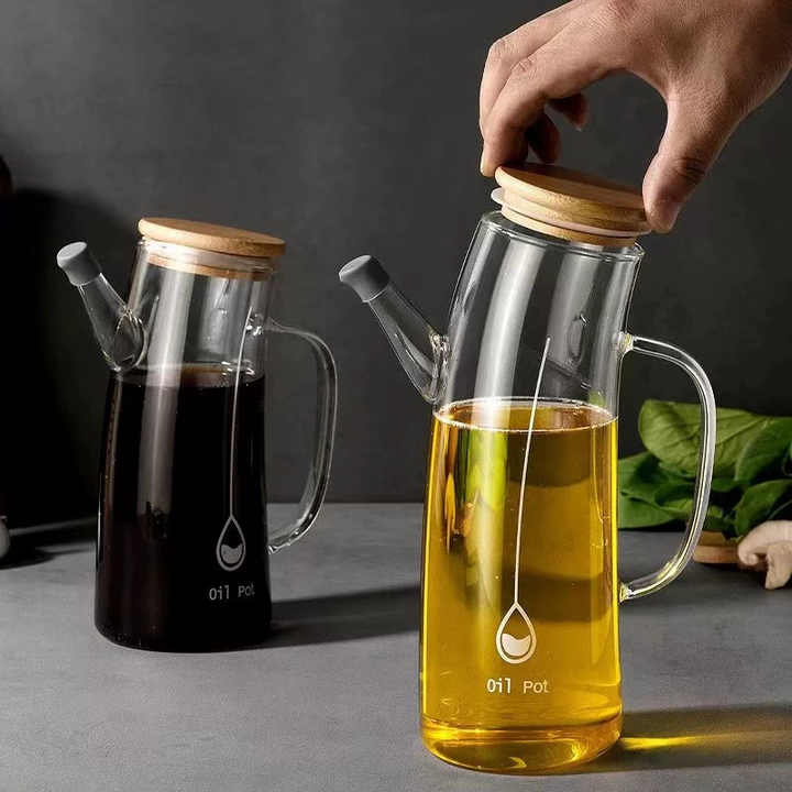 تصميم جديد 1 لتر صناعة يدوية مختومة مانعة للتسرب مقاومة للحرارة عالية البورسليكات واضح وعاء زيت زجاجي سميك مع مقبض وغطاء من الخيزرانBorosilicate Clear Thick Glass Oil Pot with Handle and Bamboo Lid