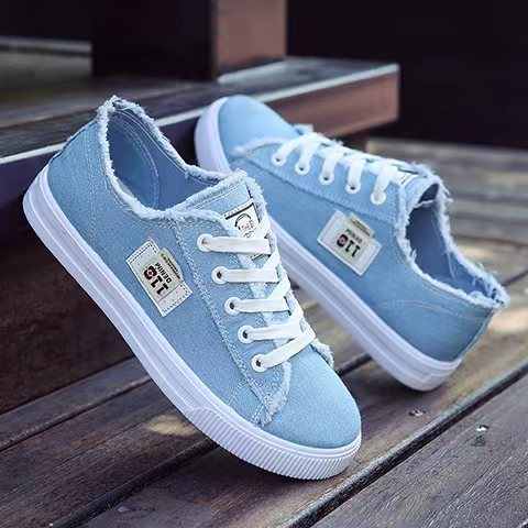 Women's sports shoes 