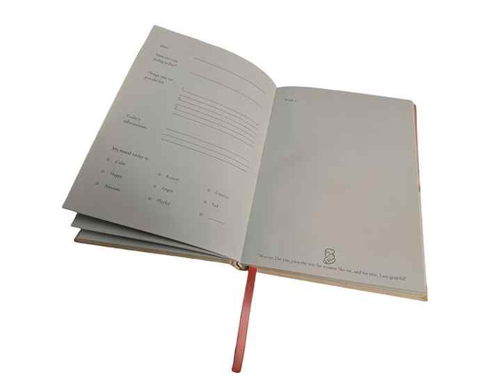 دفتر يوميات أبيض مخصص مخطط كتان روحي بغلاف صلب مع شريط